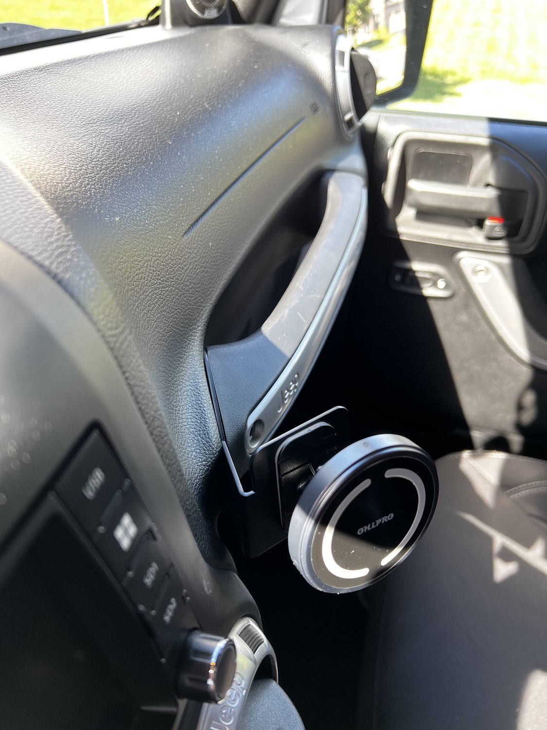 Quadratec Grab Handle Phone Mount for 0718 Jeep Wrangler JK