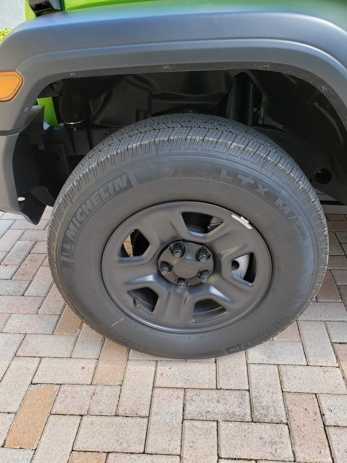 Lynx 23 Piece Classic Acorn Style Wheel Lug Nut Kit for 1824 Jeep Wrangler JL & Gladiator JT