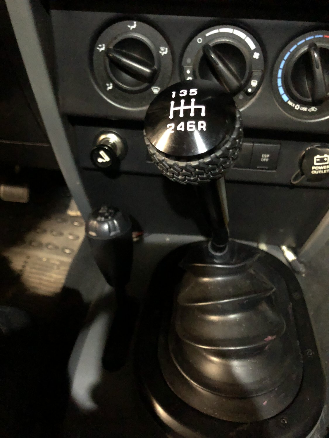 DV8 Offroad Billet 6-Speed Shift Knob for 07-10 Jeep Wrangler JK with Manual  Transmission | Quadratec