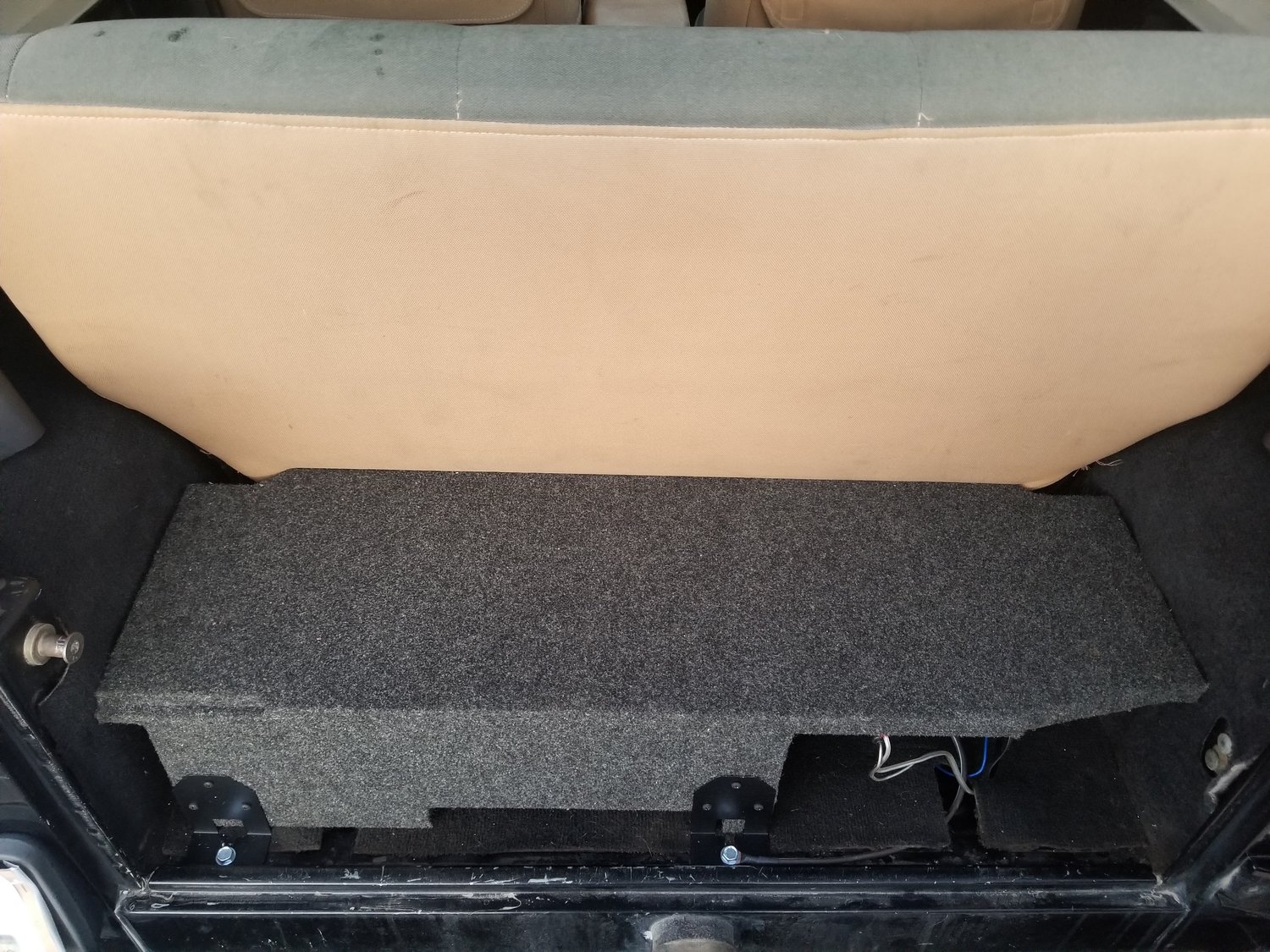 Quadratec Custom Rear Subwoofer Kit with 8" Kicker CompR Subwoofer