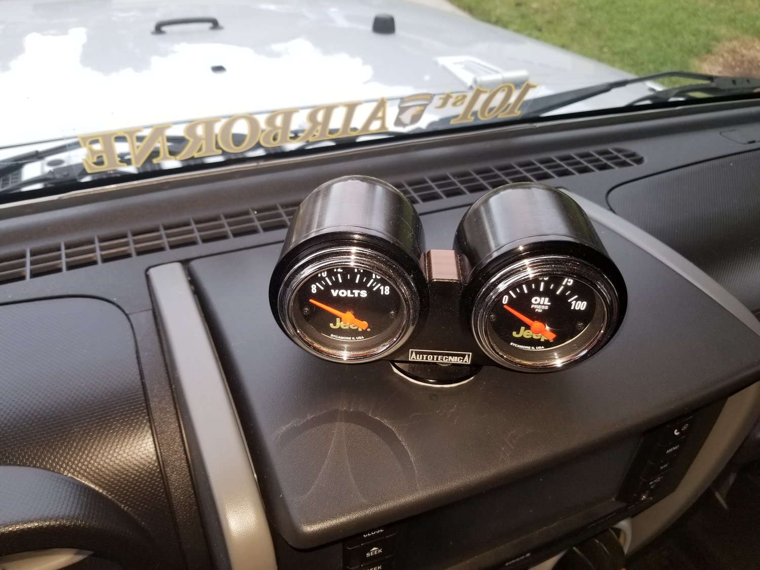 Gauges AutoMeter 880240 Jeep Electric Oil Pressure Gauge