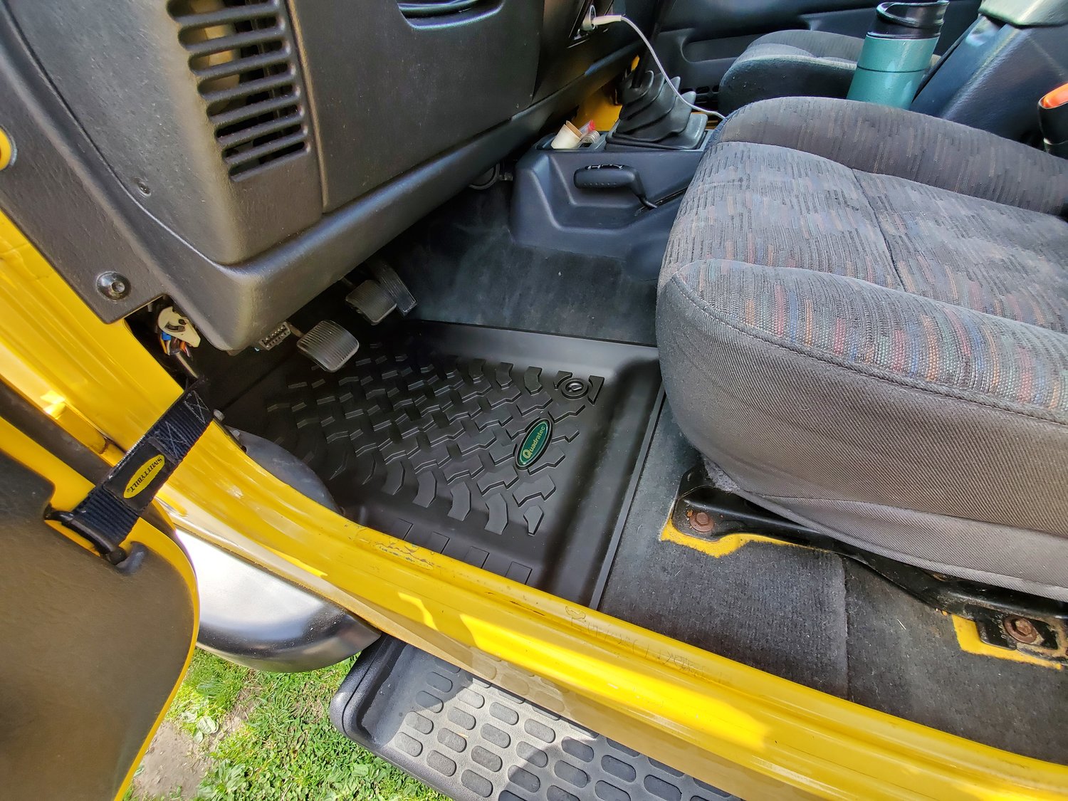 Quadratec Ultimate All Weather Floor Liners for 97 06 Jeep