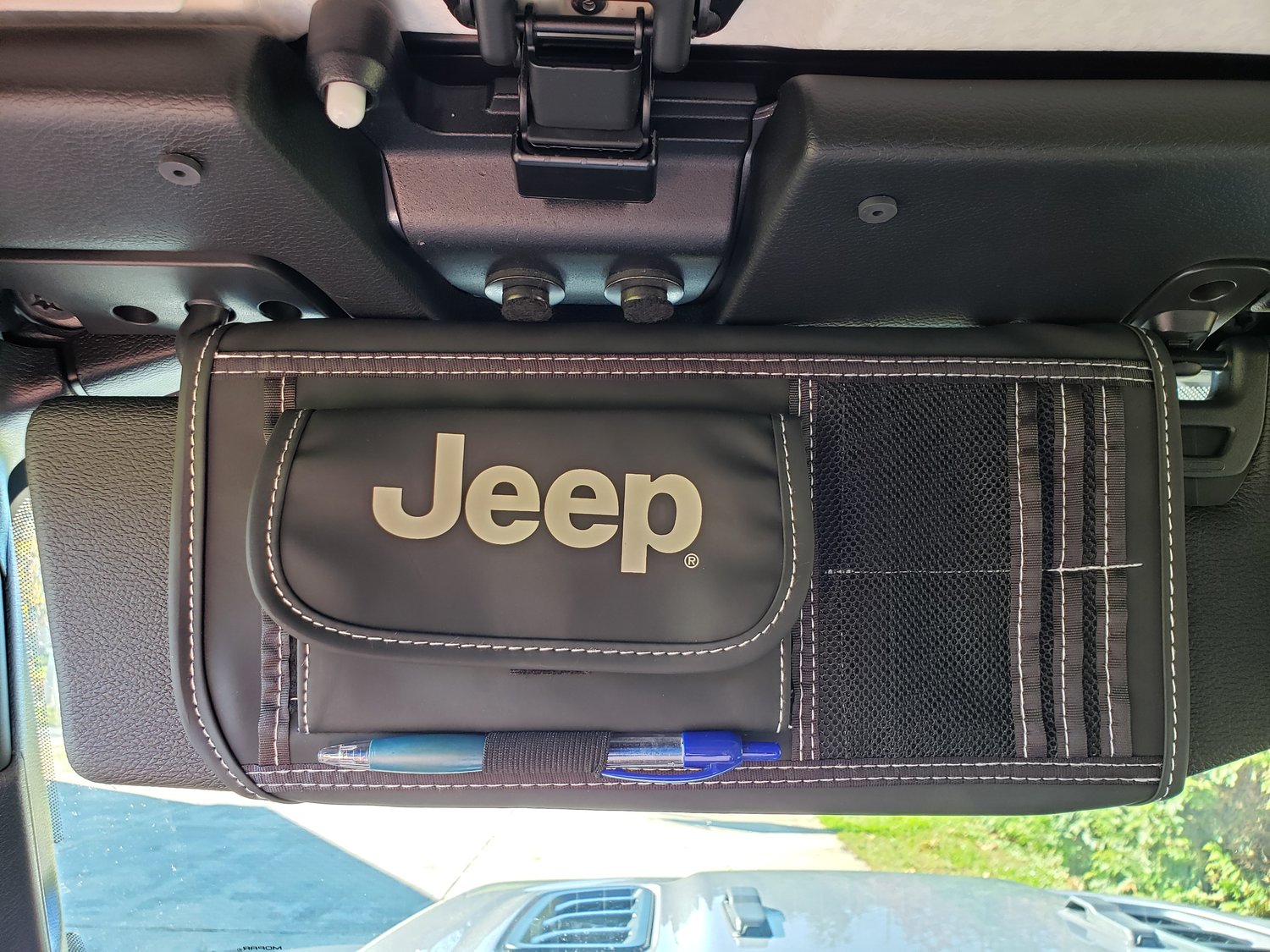 Plasticolor 006196R01 Jeep Logo Visor Media Organizer Quadratec
