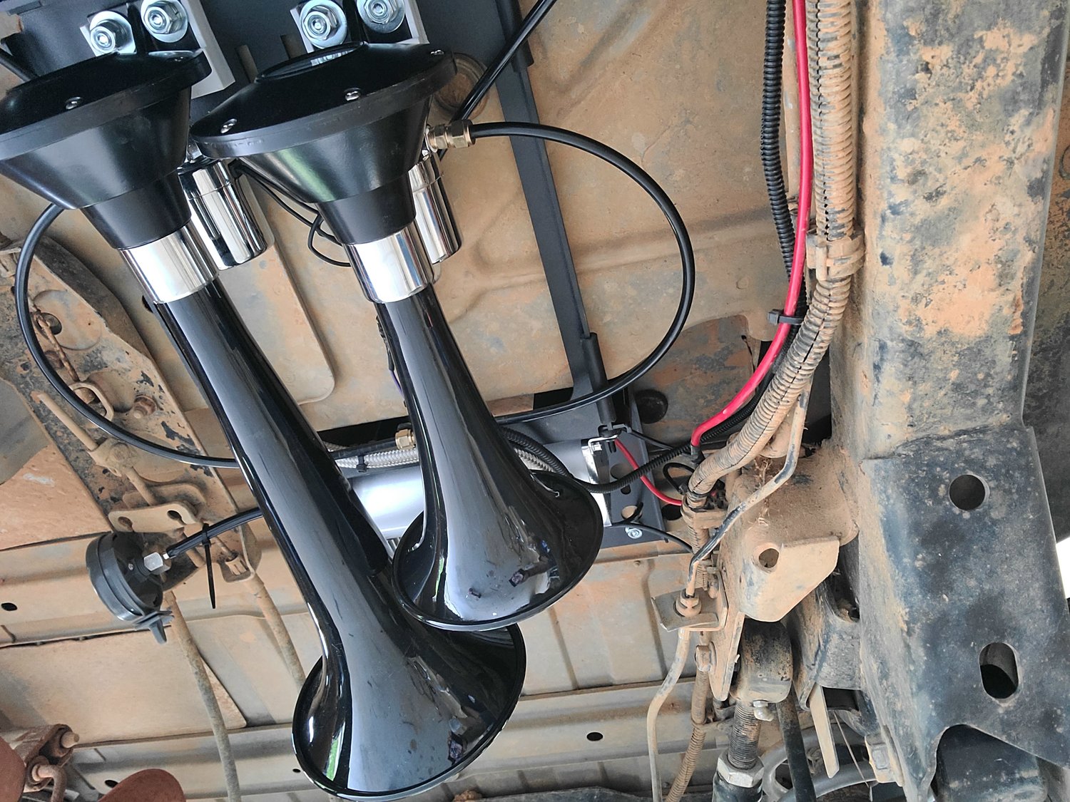 Kleinn Air Horns TJXTREME Onboard Air and Train Horn Kit for 9706 Jeep