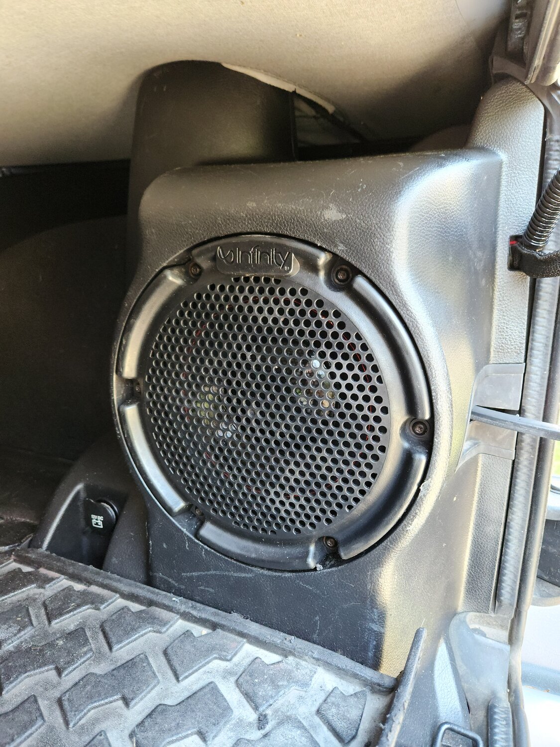 Jeep jk hotsell infinity subwoofer replacement