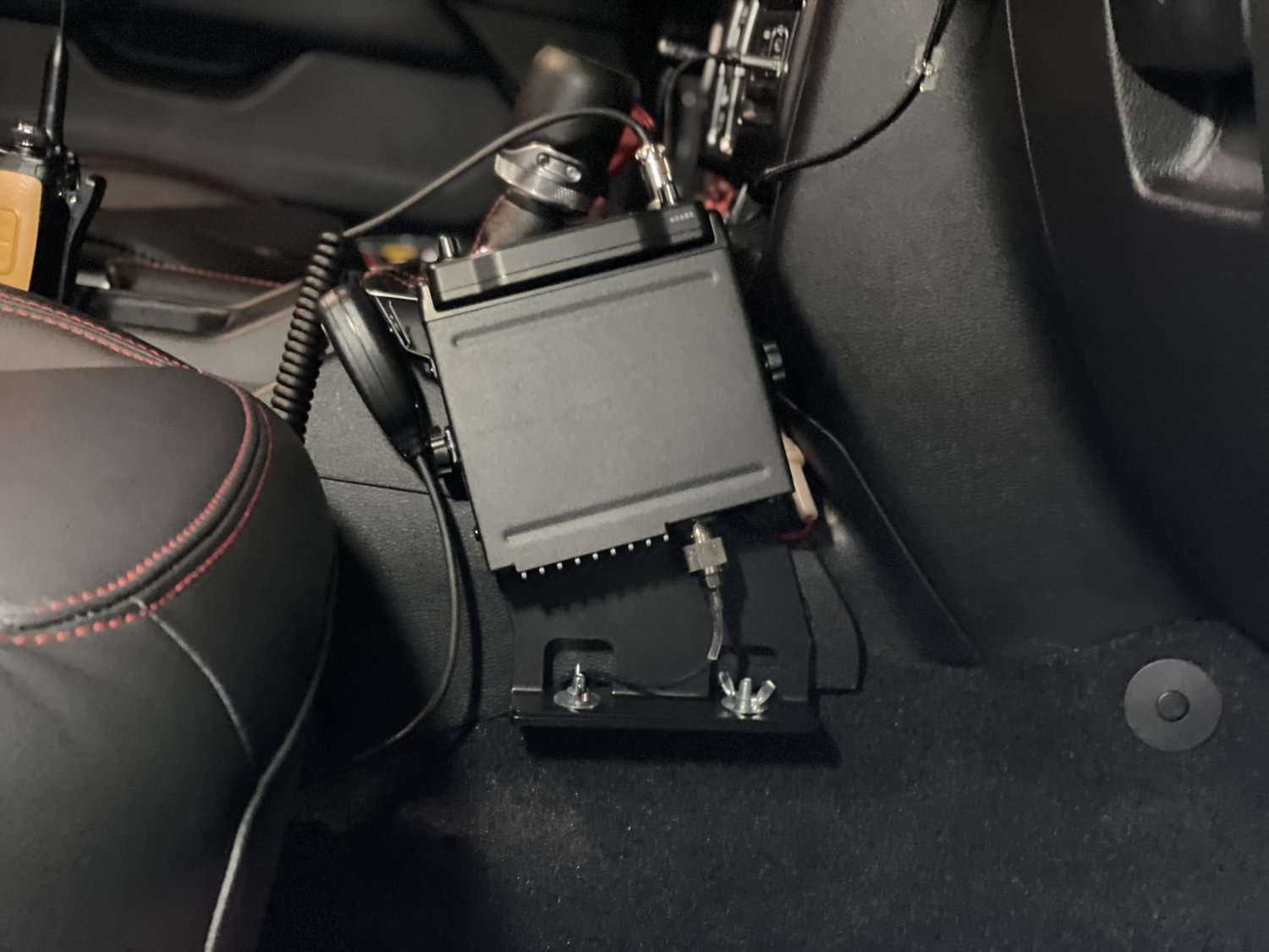 Quadratec Quick Disconnect Universal CB Radio Mount for 1822 Jeep