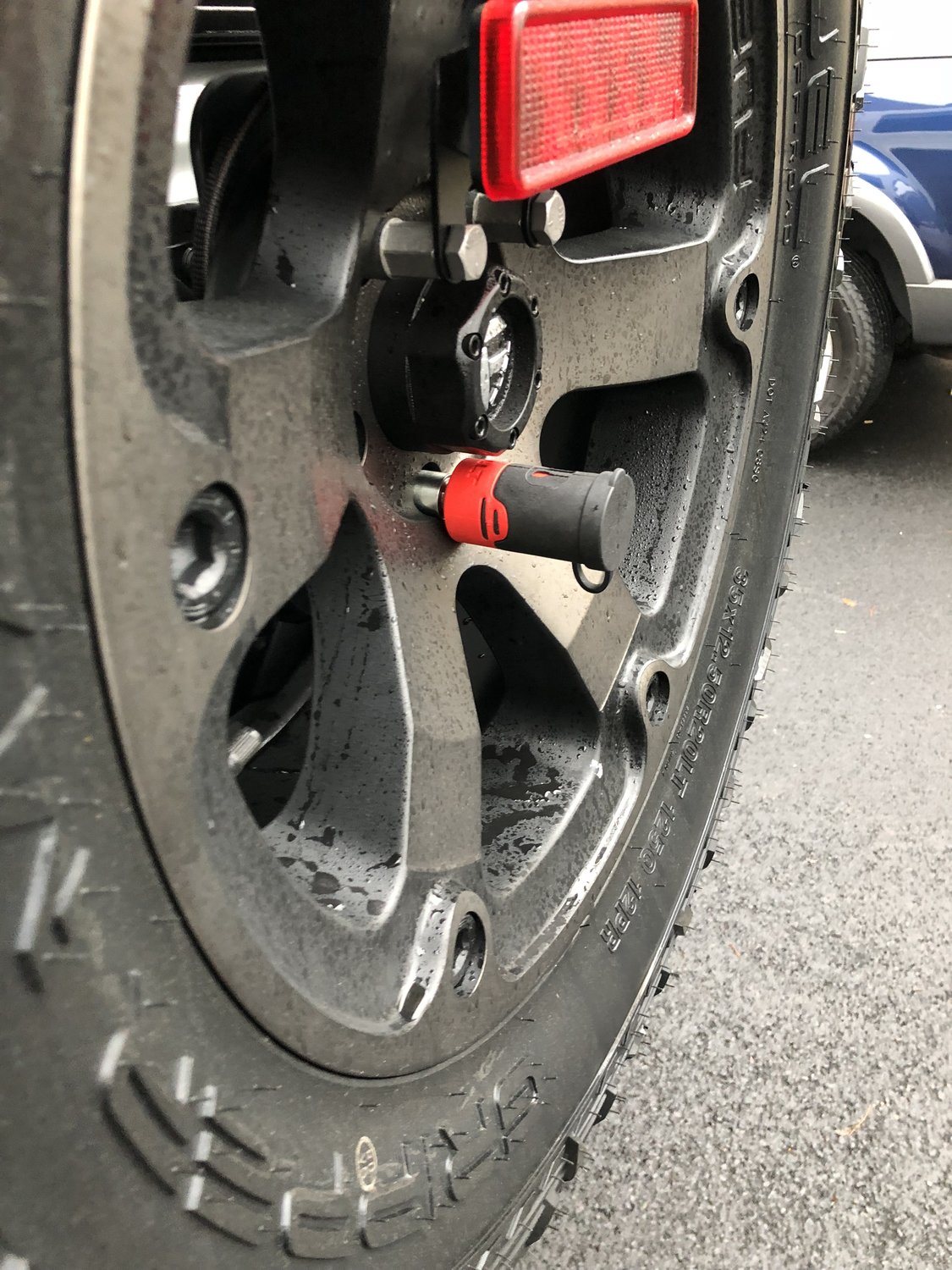 BOLT 5922986 Spare Tire Lock for 9118 Jeep Vehicles Quadratec