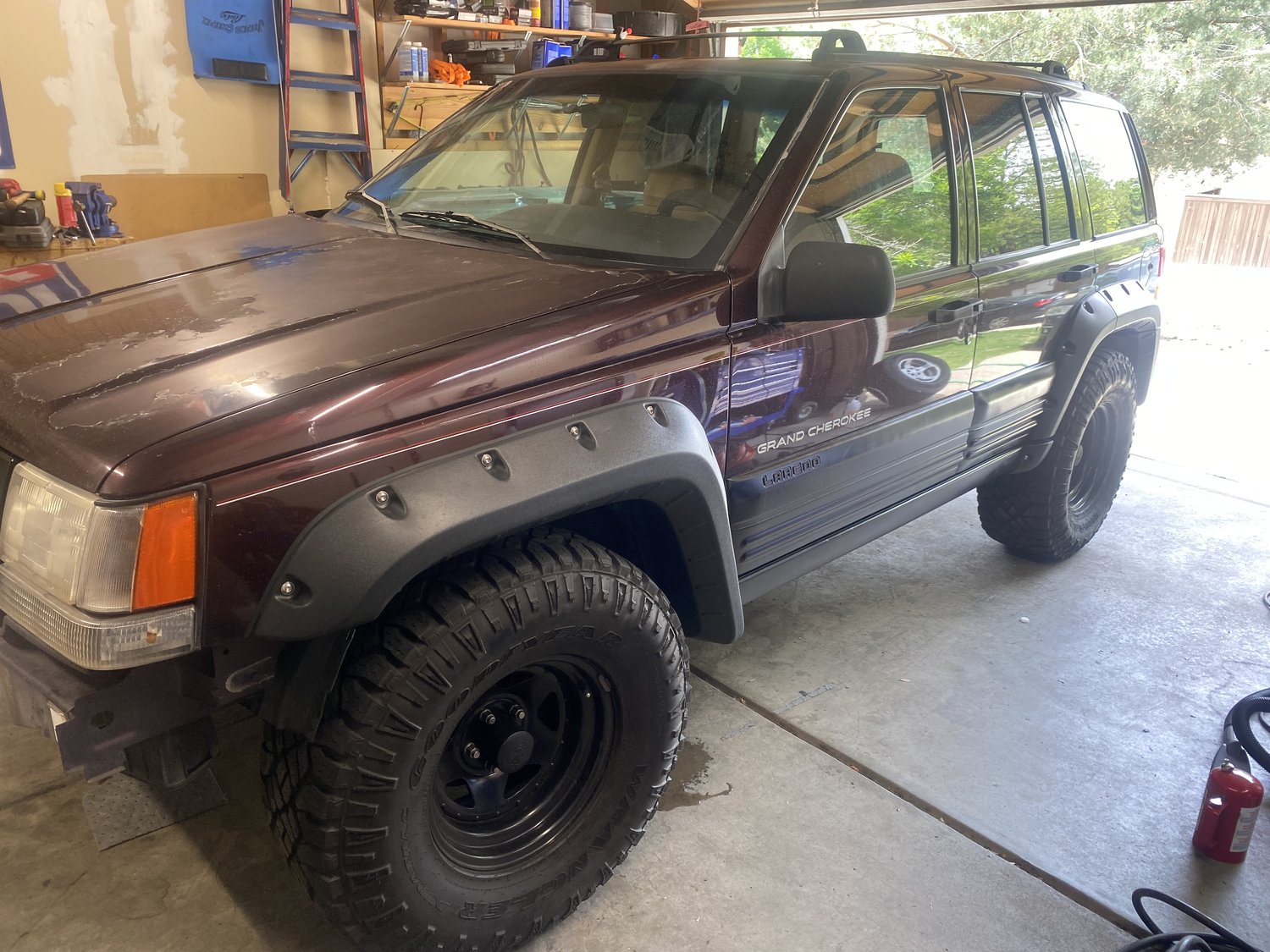 Bushwacker 1091607 CutOut Fender Flares for 9398 Jeep Grand Cherokee