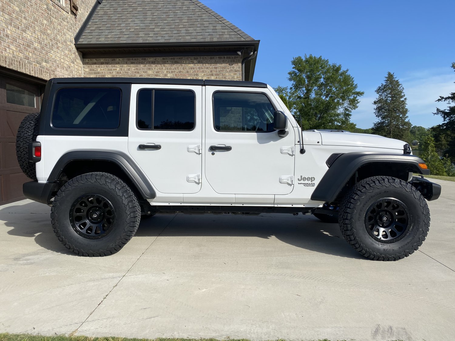 Fuel® OffRoad Vector in Matte Black for 0723 Jeep Wrangler JL, JK