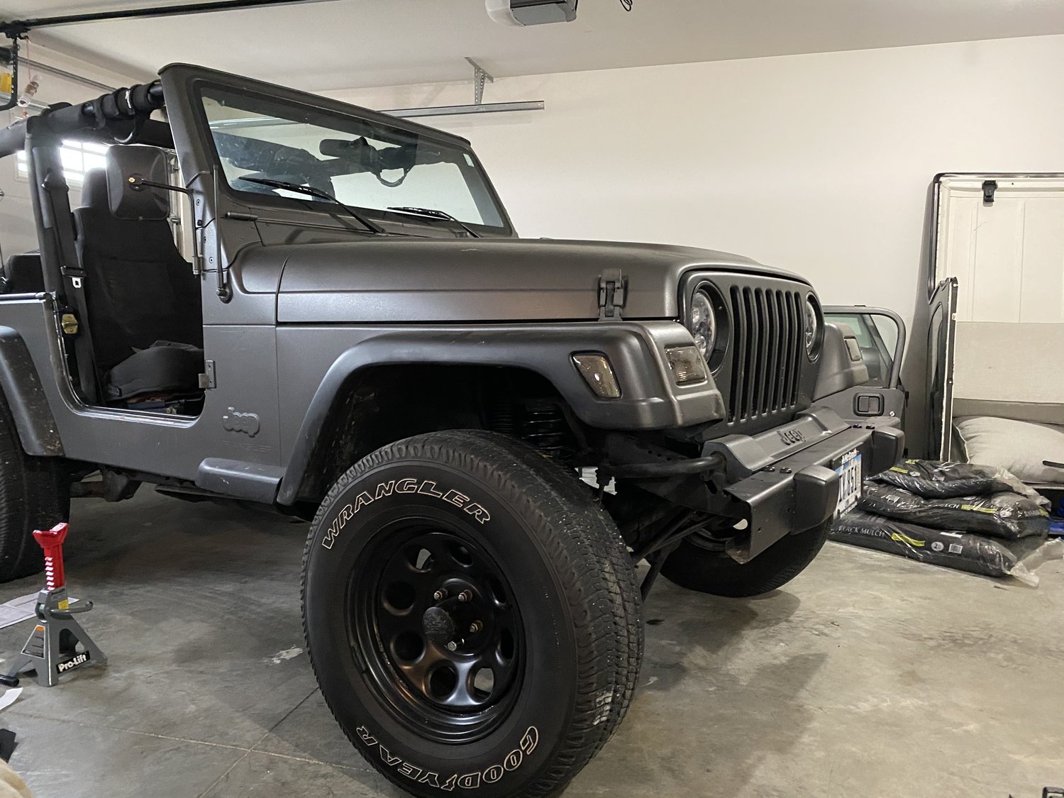 Quadratec Maximum Duty 2.5" Coil Spring Suspension Lift Kit with Shocks