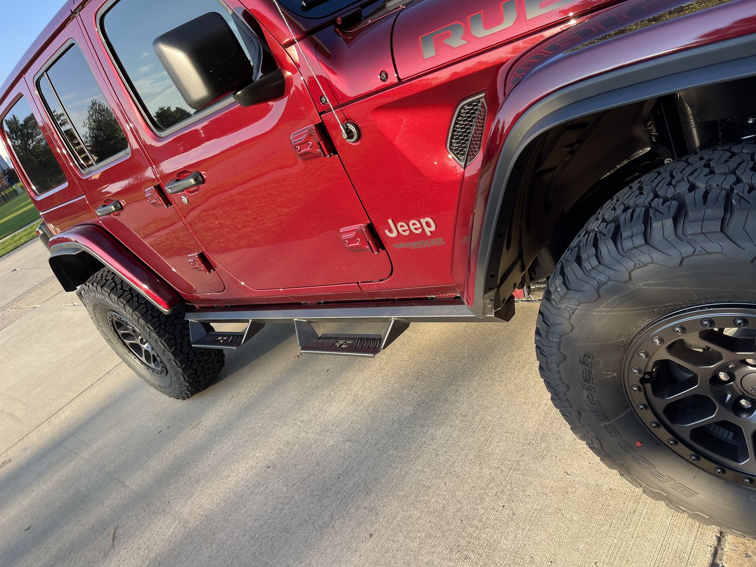 Rough Country 90769A Contoured Drop Steps for 1820 Jeep Wrangler JL
