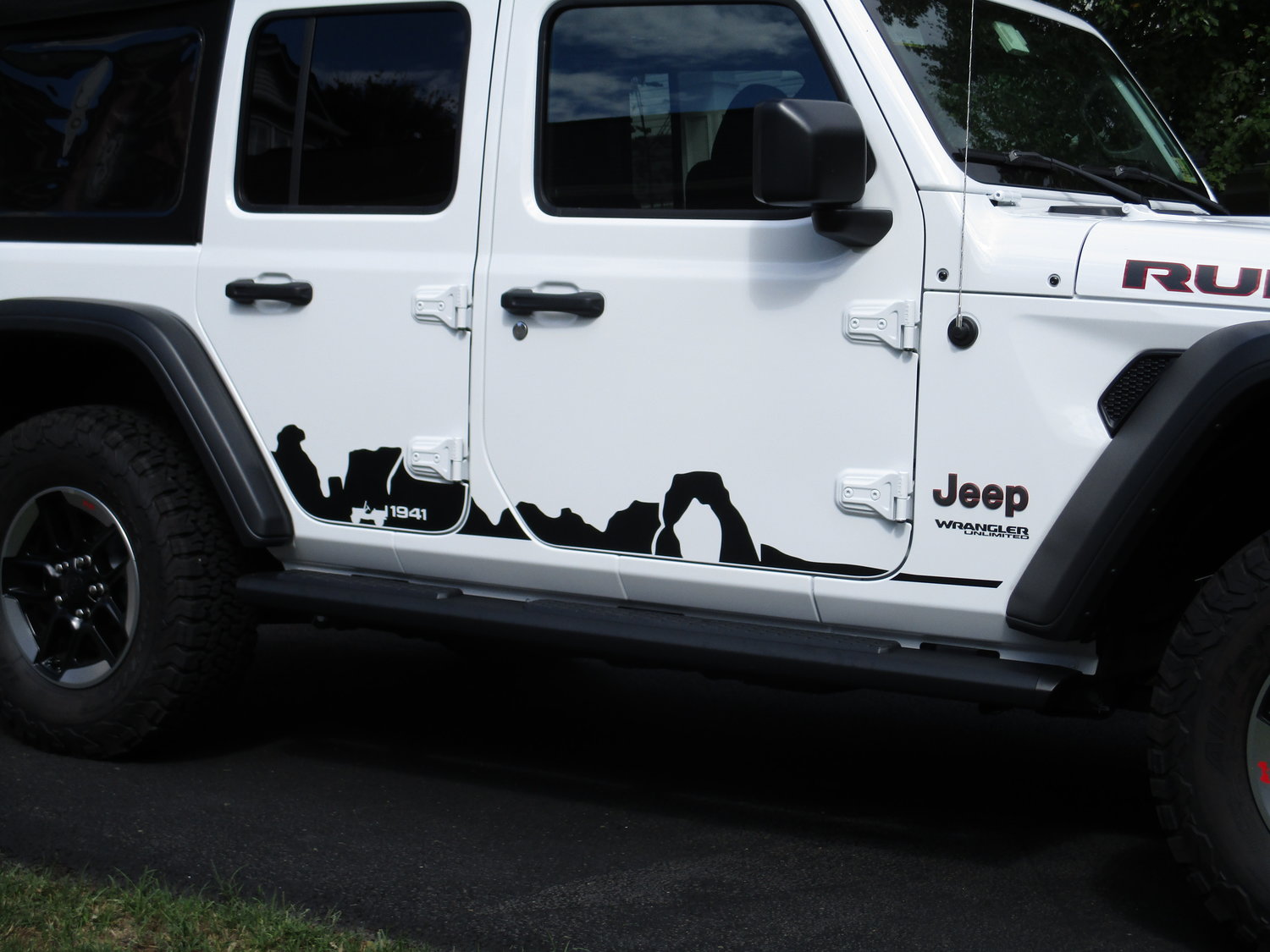 Mopar 82215732 Mountain Side Graphic For 18 19 Jeep