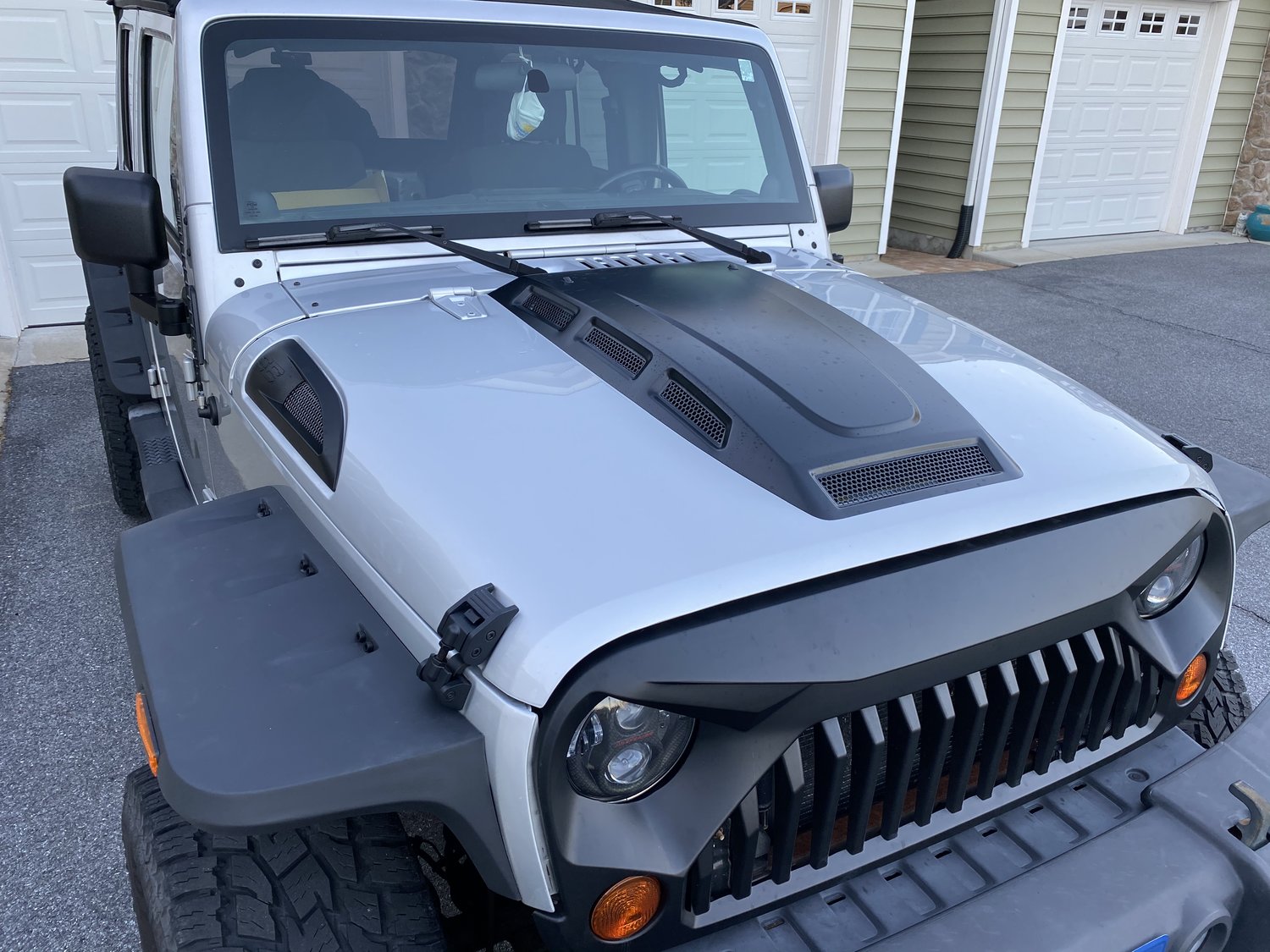 Smittybilt 76500 Mantaray HEMI Vented Hood for 0718 Jeep Wrangler JK