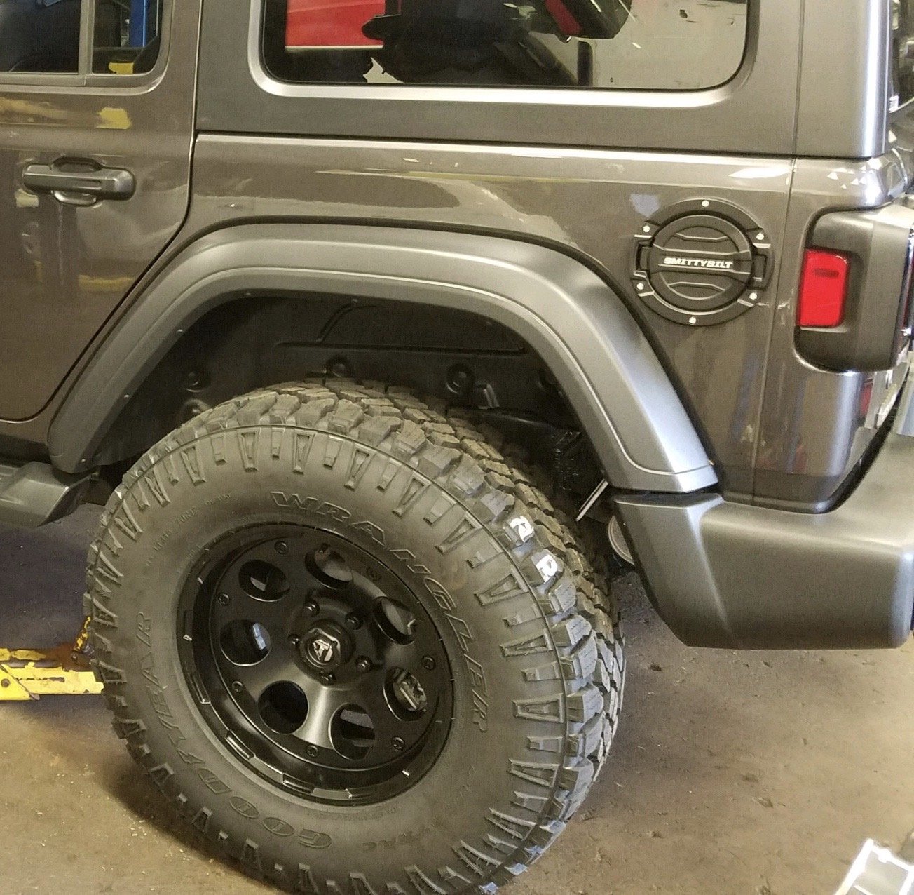Smittybilt フューエルドア75008 18y- JLラングラー Smittybilt 75008 Billet Aluminum Fuel Door for 18-23 Jeep
