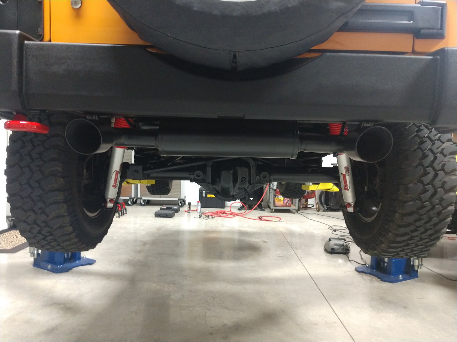 Magnaflow 15160 Street Series Axle Back Exhaust System for 0718 Jeep