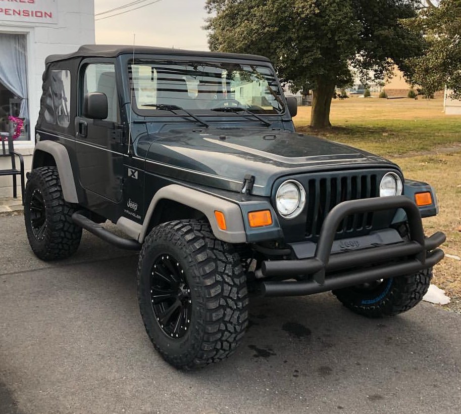 Quadratec Maximum Duty 2.5" Coil Spring Suspension Lift Kit with Shocks