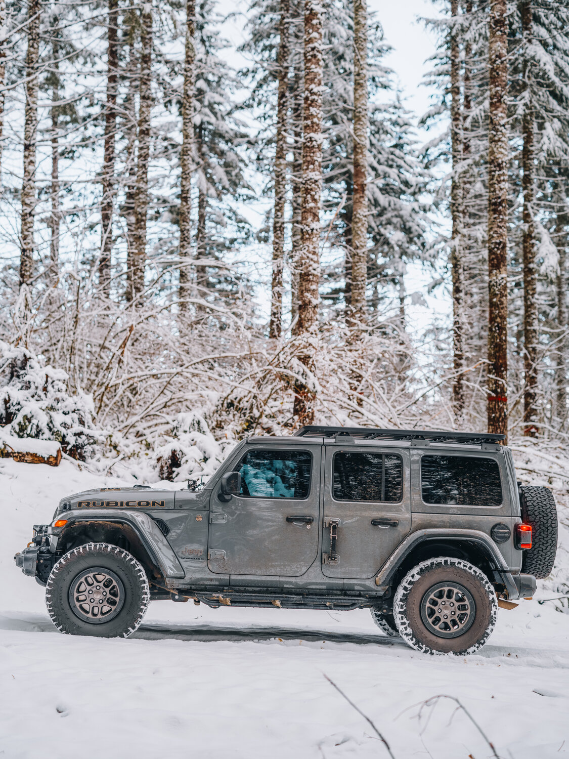 Quadratec QRC Side Armor with Step for 18-24 Jeep Wrangler