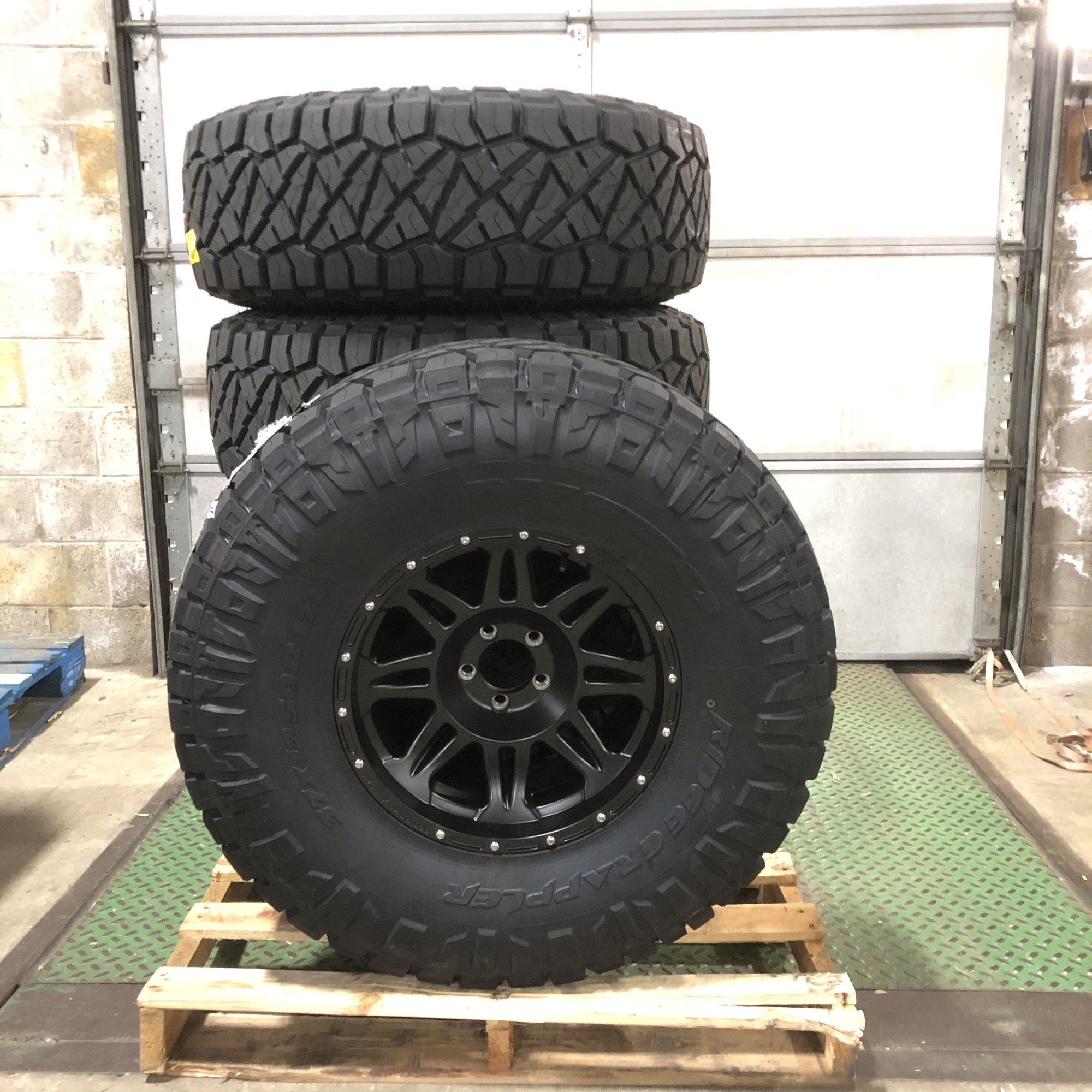Pro Comp Series 05 Wheel & Tire Package with Nitto Ridge Grappler Tires in 37x12.50R17 for 8706