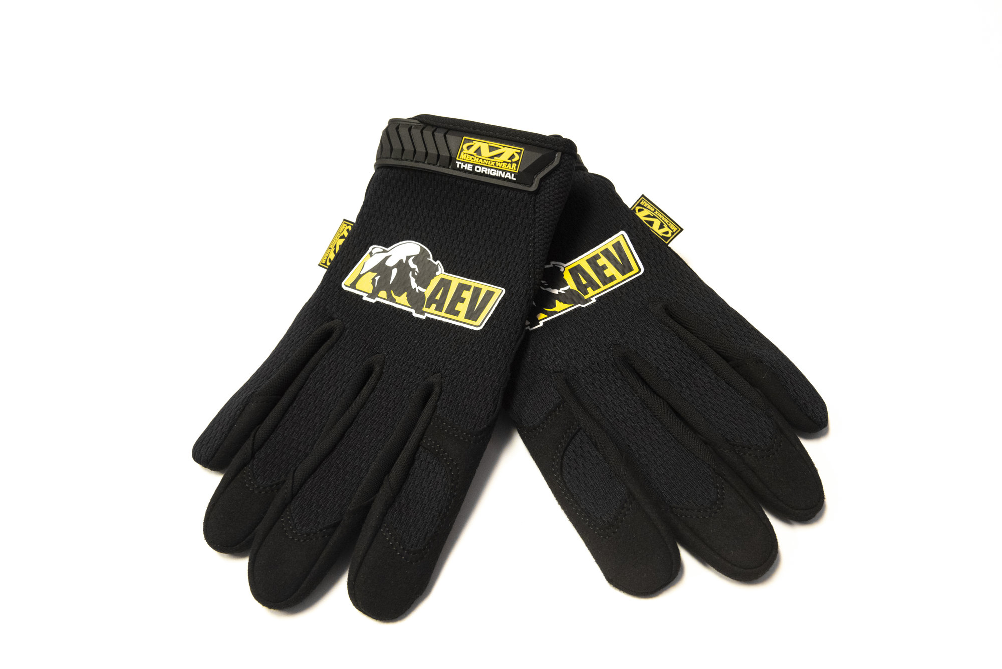 https://www.quadratec.com/sites/default/files/styles/product_zoomed/public/product_images/AEV-Original-Mechanix-work-gloves-1_0.jpg