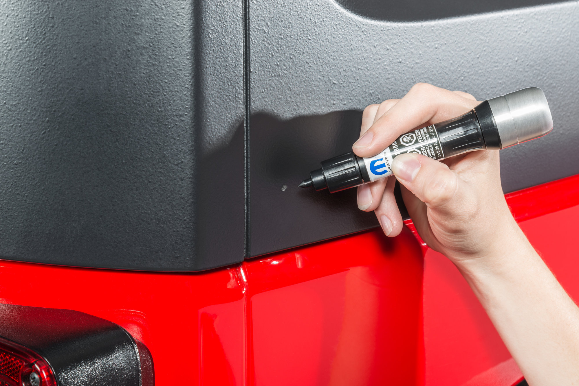 Mopar 68060405ab 1 2 Oz Hard Top Paint Pen In Black
