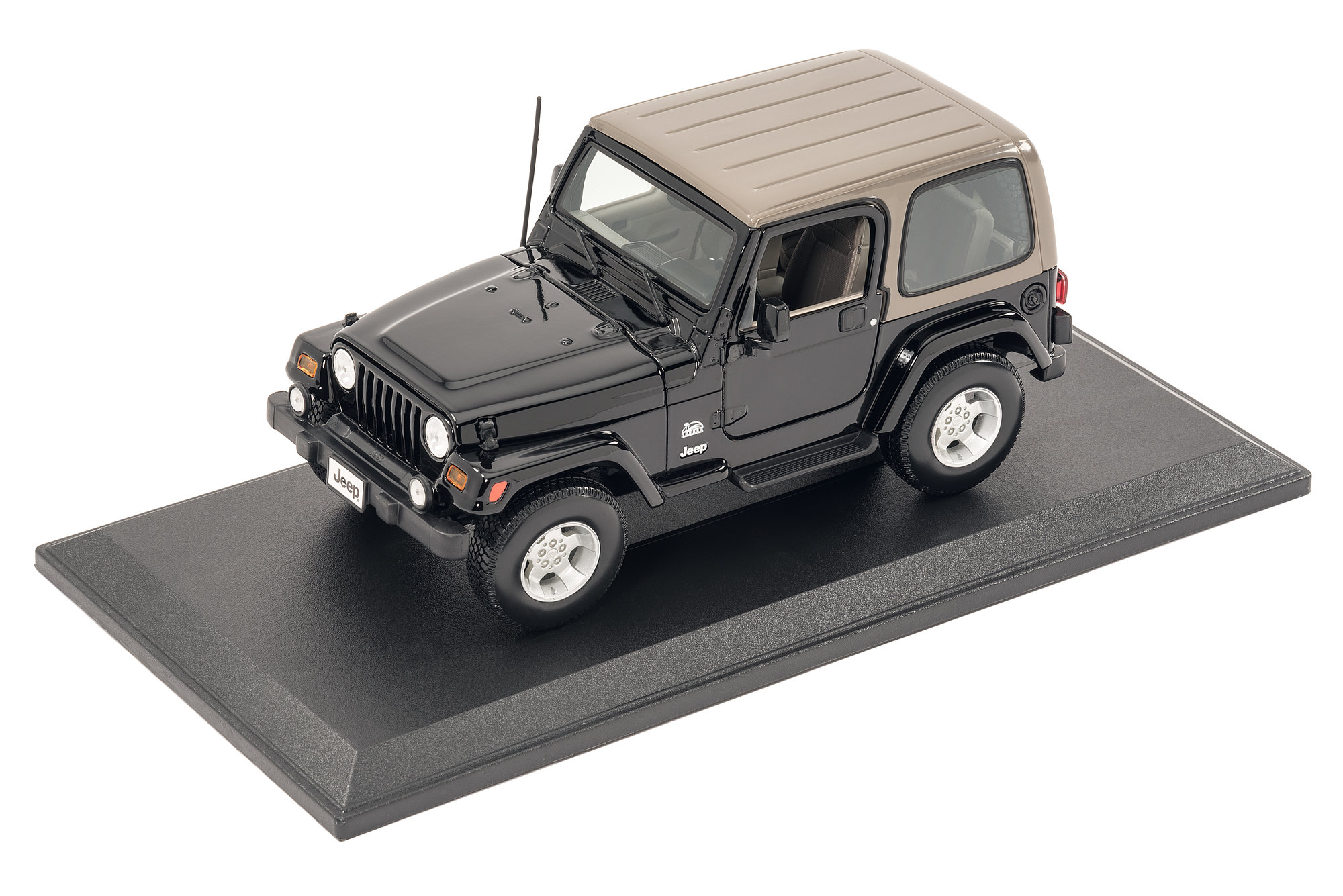 Maisto 1 18 Scale Jeep Wrangler Sahara Edition Model Toy Quadratec