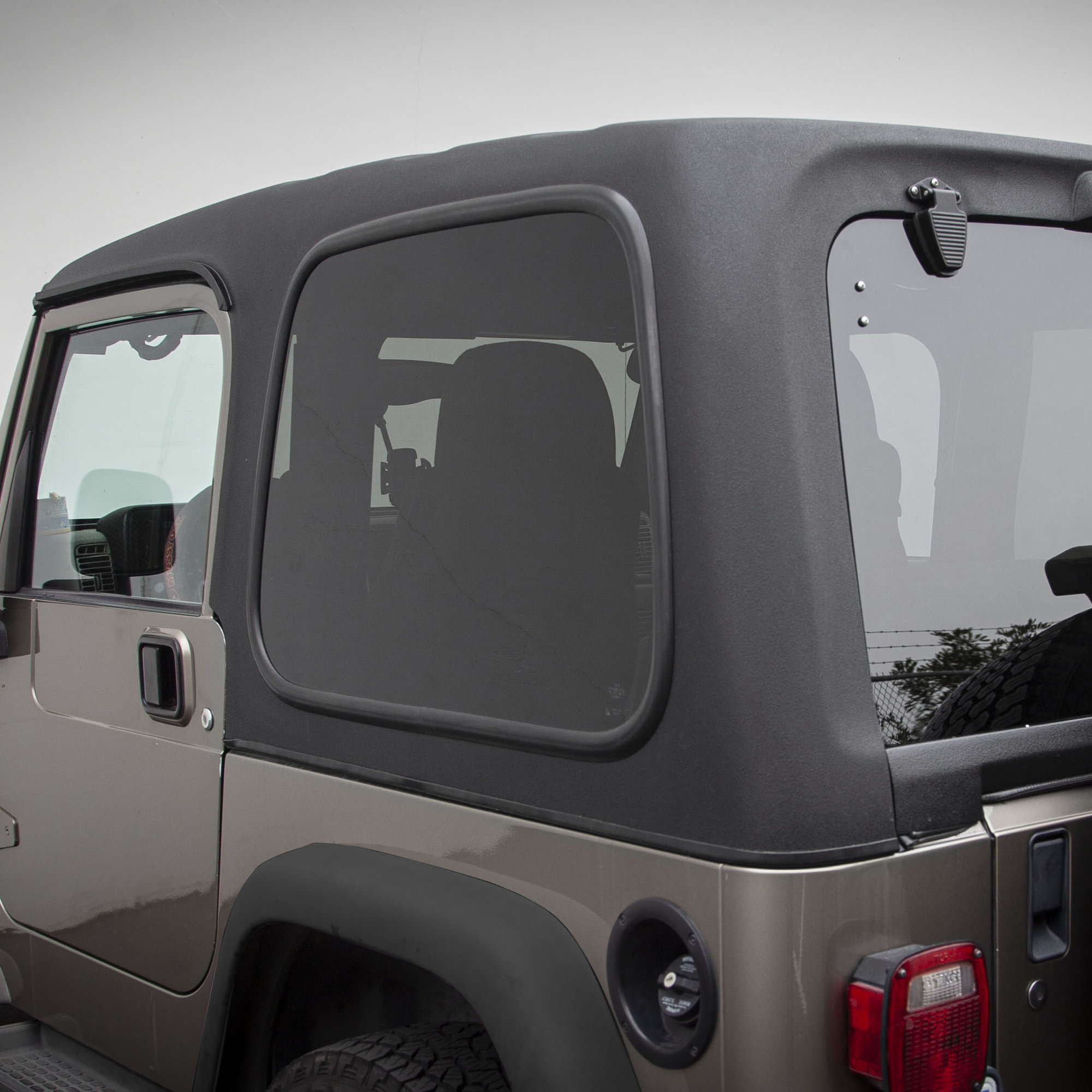 Smittybilt 619701 1-Piece Hardtop without Upper Doors for 97-06 Jeep  Wrangler TJ | Quadratec