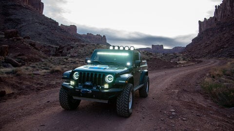 Green Jeep Gladiator with desert red background